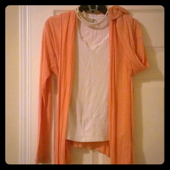 Peach/salmon cardigan 2 X 20$