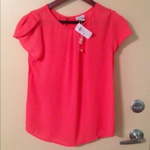 BNWT Coral top from Windsor size Small 💗
