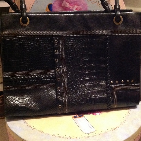 Practical and stylish 3 section purse! Perfect.
