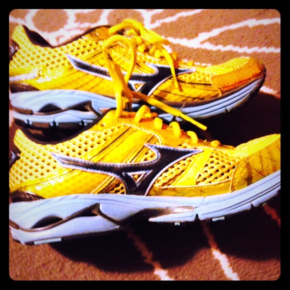 ***JUST REDUCED***Mizuno running shoes. Size 7.