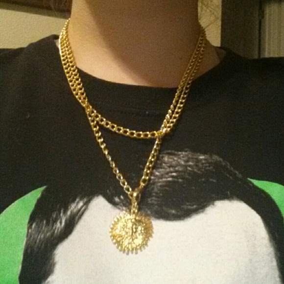 Gold medusa necklace - Picture 1 of 3
