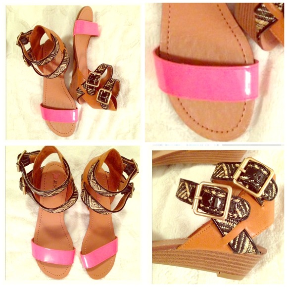 Shoes - 🎉HOST PICK🎉Neon Pink Sandals