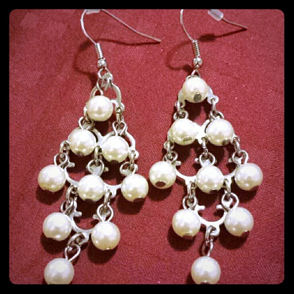 Pearl dangling earrings