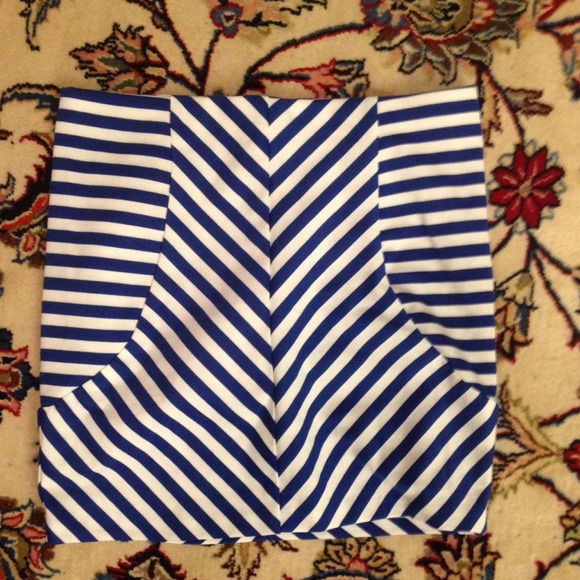 SOLD 🎀Blue and Whte Striped Bodycon Skirt - Picture 2 of 2