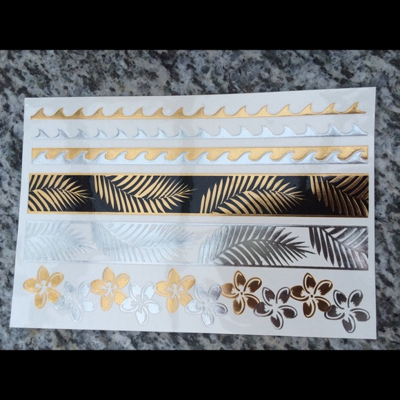 Flash tattoos: goldfish kiss