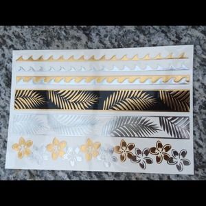 Flash tattoos: goldfish kiss