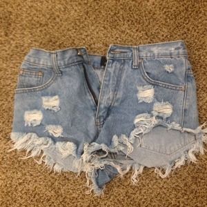 High waisted blue jeans with studded pocket