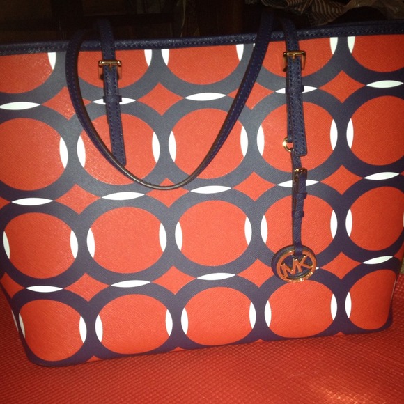 Authentic new micheal kors purse w/dust bag