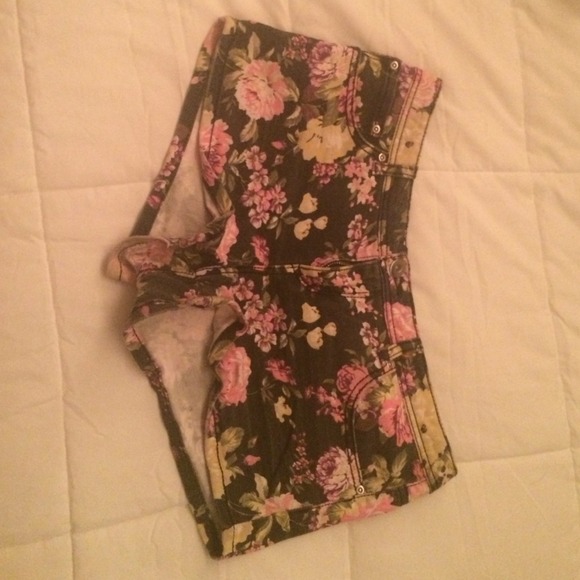 Denim flower patterned shorts
