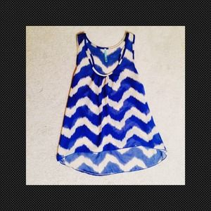 Blue and peach zig-zagged top 😻