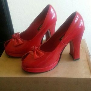 Red patent leather peep toe pin-up pumps