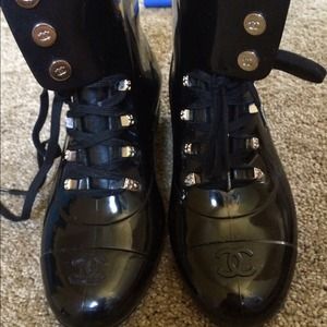 Black Chanel fur lining weather boots