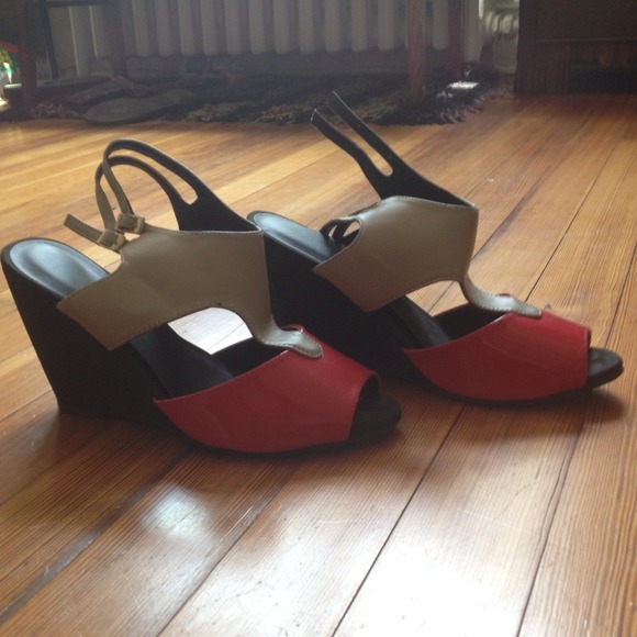 Read and Tan Wedge Sandals - Picture 3 of 3