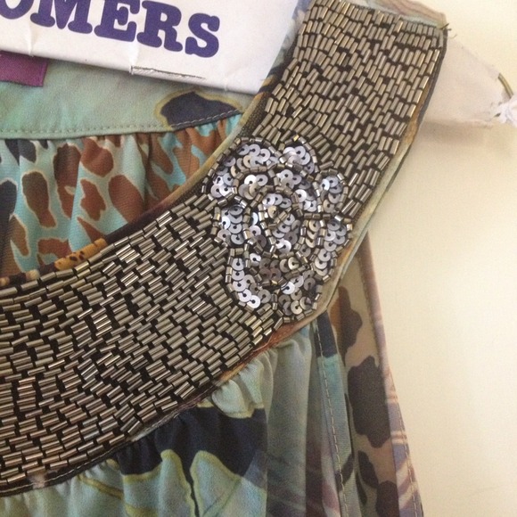 TRADED. NWT Beautiful Flowy Dress - Picture 2 of 3