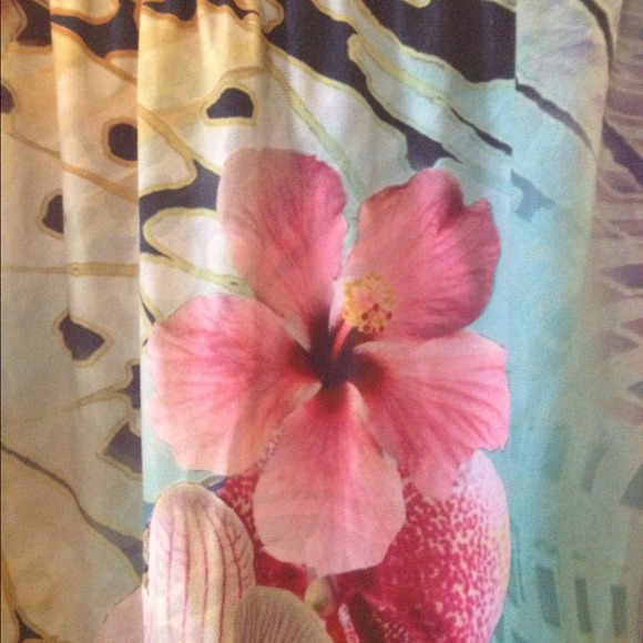 TRADED. NWT Beautiful Flowy Dress - Picture 3 of 3