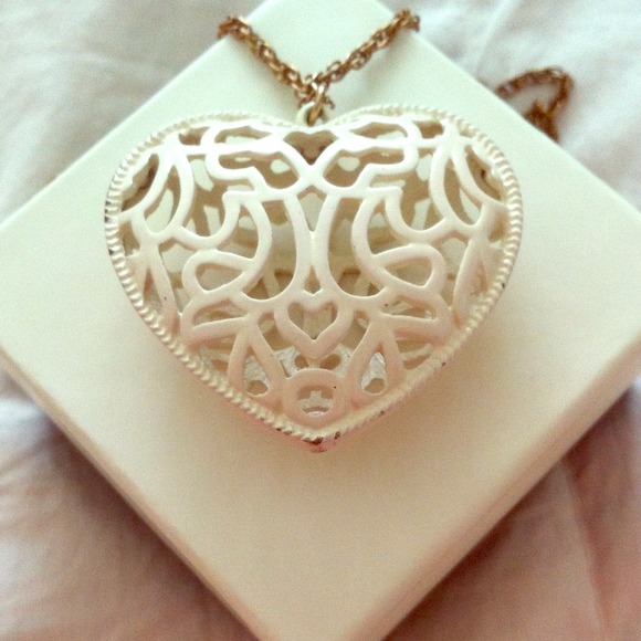 Off white heart necklace 🔸▫️