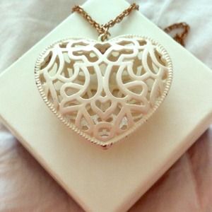 Off white heart necklace 🔸▫️