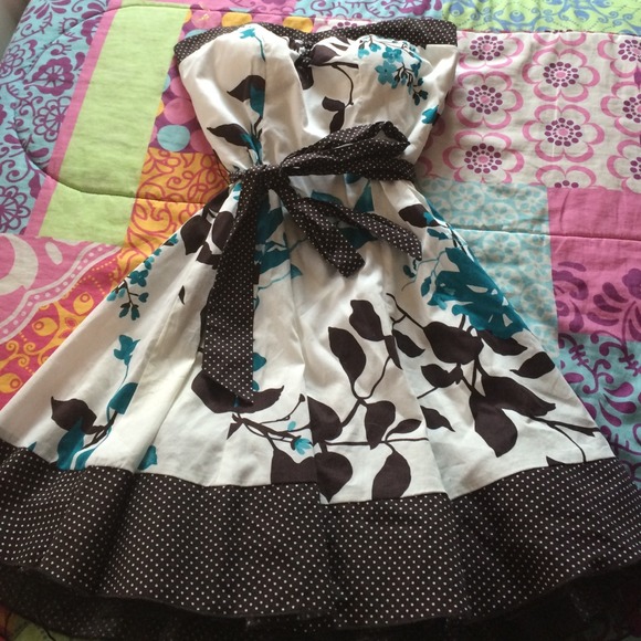 Cute white, brown, and blue dress with a belt. - Picture 1 of 2