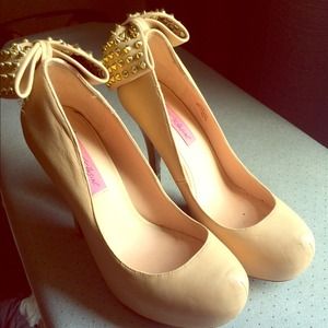 Betsy Johnson beige pumps