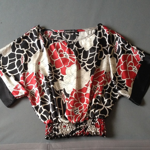 🚫SOLD IN BUNDLE🚫 Rampage top - Picture 1 of 3