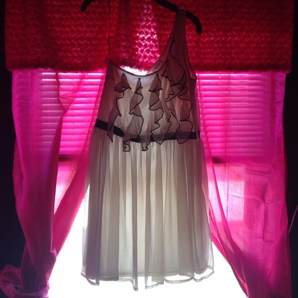 Cream/black dress. - Picture 1 of 2