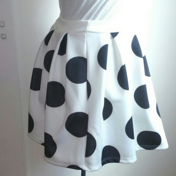 🔵White skirt with blue polka dots🔵