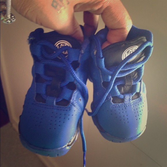 Kevin durrants,barkleys, and white  dansko's
