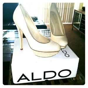 NIB Aldo Beige Woven platform heels 9