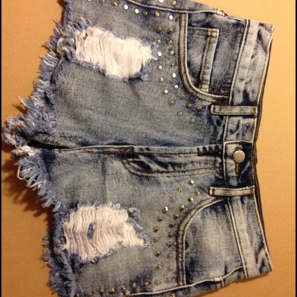 Shorts - Picture 2 of 4