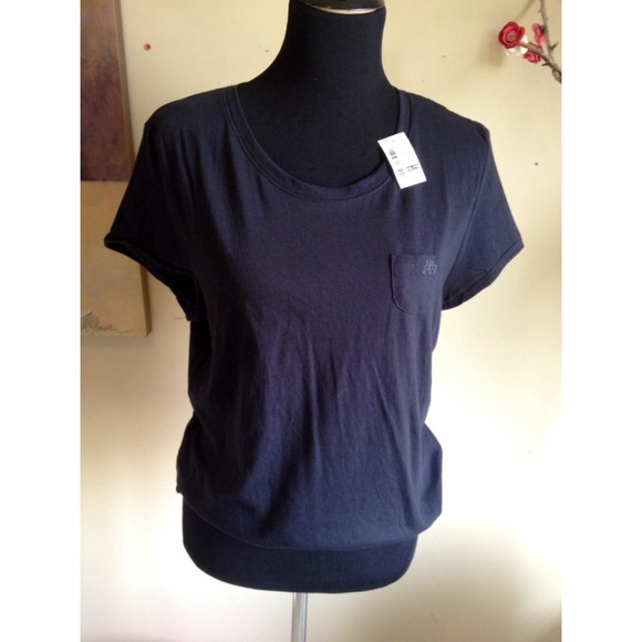 Comfortable black t-shirt from Aeropostale.