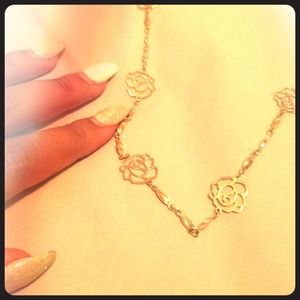 Short Rose Pattern Necklace