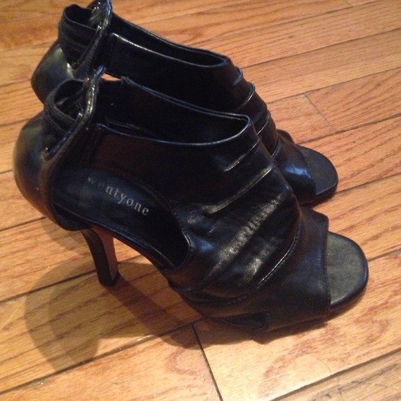 Heels - Picture 2 of 3