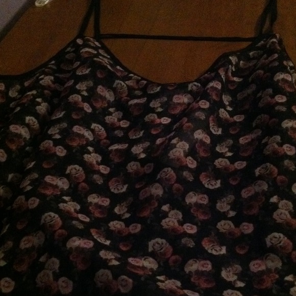 Sale💜💜Shell body tank top. 100% polyester.