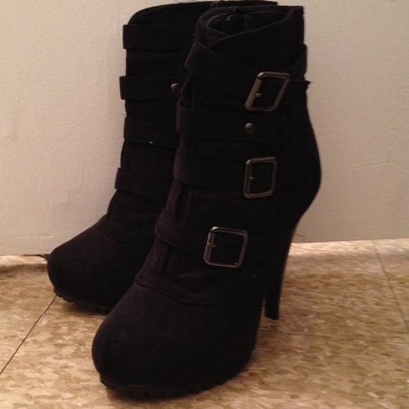 Heeled strappy boots