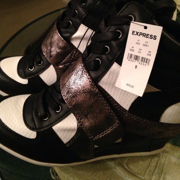 NWT Express Tennis shoe