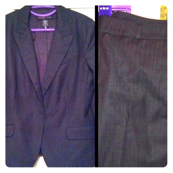 Bundle Reserved for Tee thru Fri 9/26. 2 suits!
