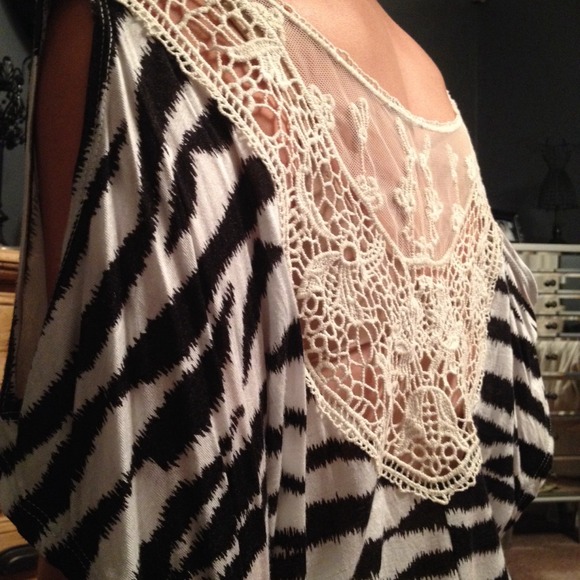 Zebra Print Wide-Sleeve Lace Back Top - Picture 2 of 2