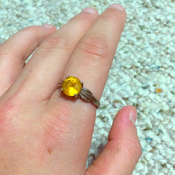 Yello ring - Picture 1 of 1