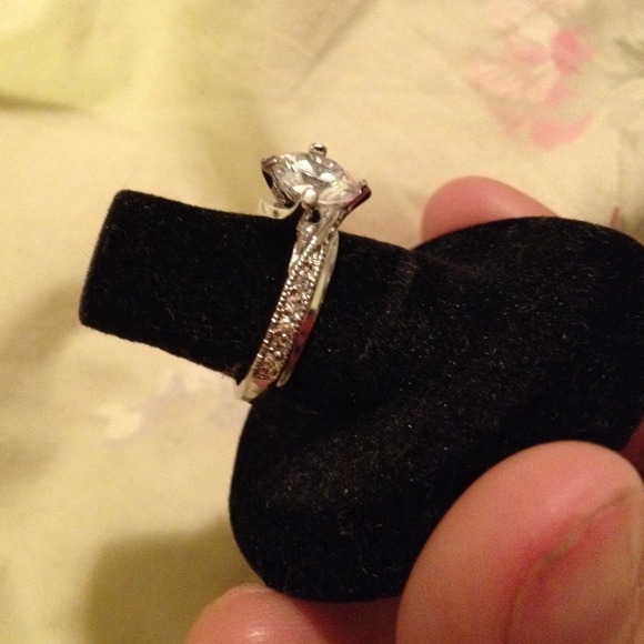 ⭐️SOLD⭐️Diamond like ring - Picture 2 of 4