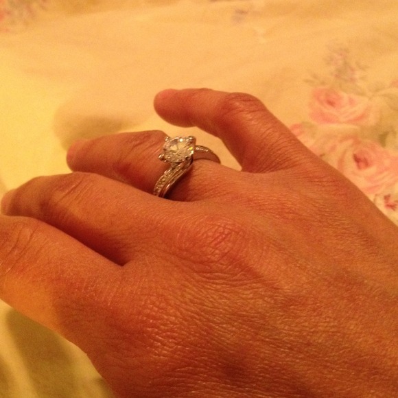 ⭐️SOLD⭐️Diamond like ring - Picture 3 of 4