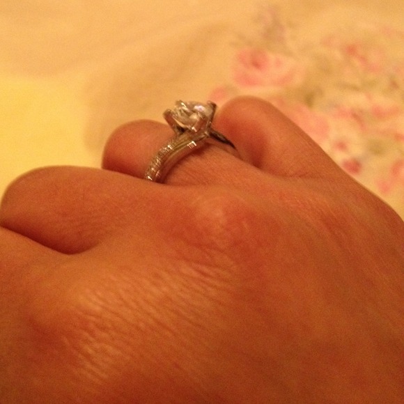 ⭐️SOLD⭐️Diamond like ring - Picture 4 of 4