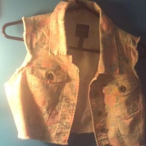 Light pink/White floral cropped jean vest