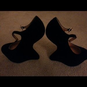 Black heel-less heels