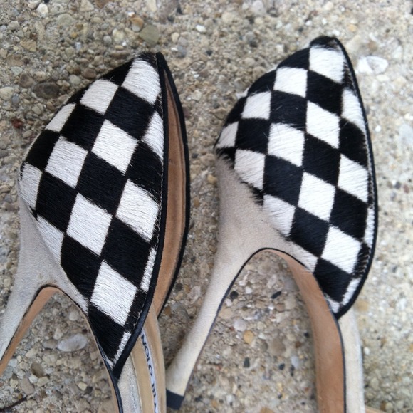 HP 9/3 MANOLO BLAHNIK PONY HAIR CHECKERBOARD PUMPS - Picture 3 of 4