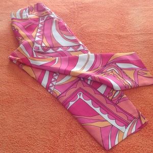 Beautiful patterned capris. Size 6. Side zip.