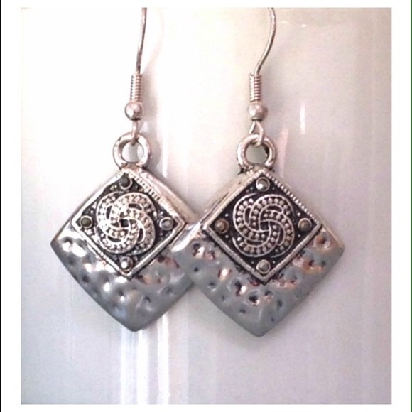 Jewelry - silver toned dangling earrings NWOT