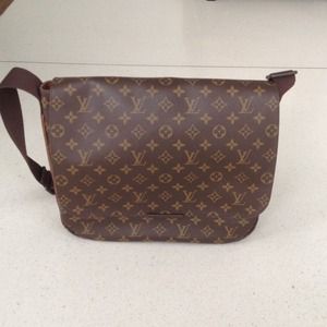AUTHENTICLouis Vuitton cross body bag