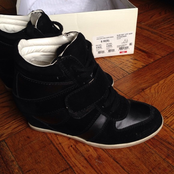Black wedge sneakers
