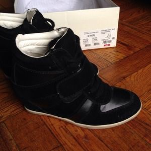 Black wedge sneakers