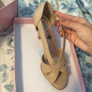 Light tan/Camel Heels.